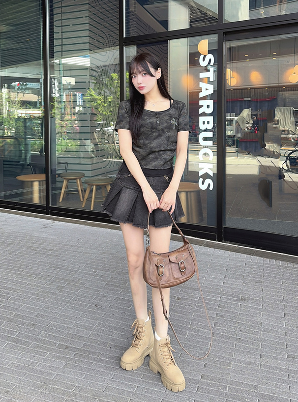 レイヤード風ヘンリーネックラインストーンロゴリブトップス