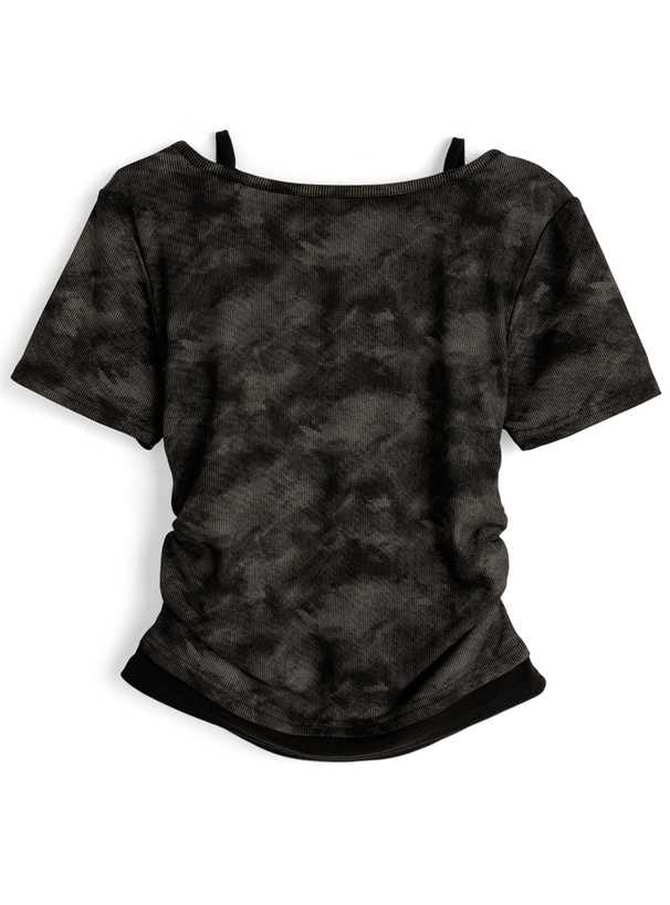 レイヤード風ヘンリーネックラインストーンロゴリブトップス