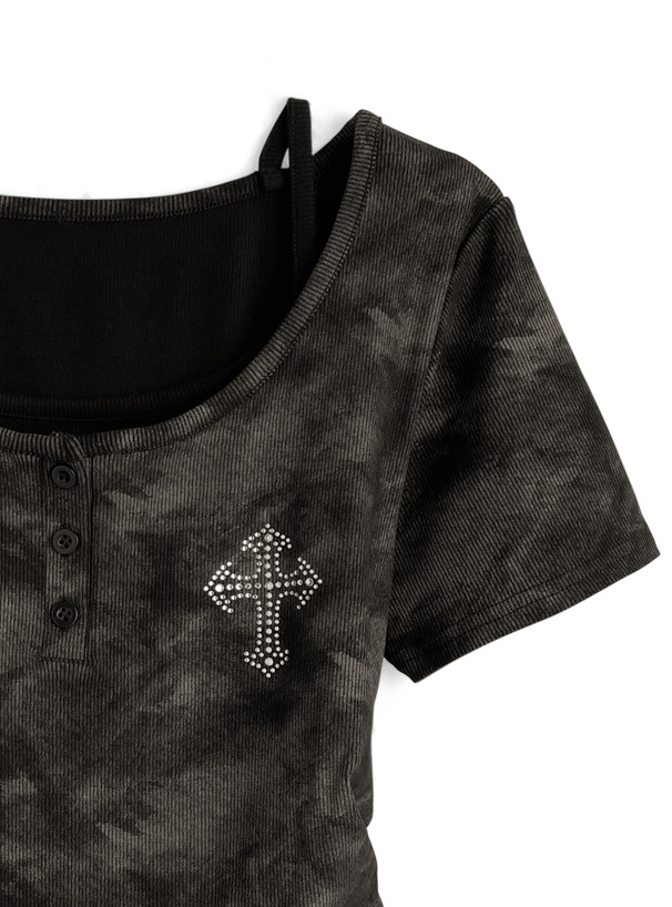 レイヤード風ヘンリーネックラインストーンロゴリブトップス
