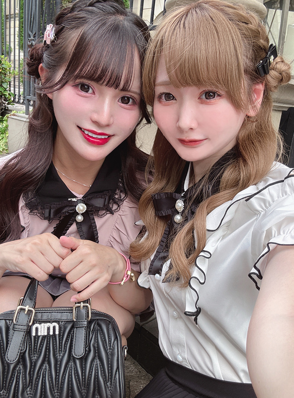 リボン付きショルダーオープンフリルブラウス