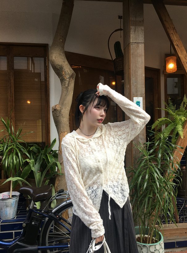 フード付きフラワーレースドロストトップス