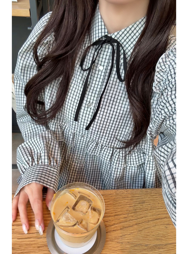 リボンタイ付きチェック柄フリルブラウス