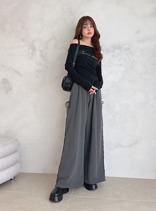 ワンショルダーリボンラインストーンロゴフリルトップス