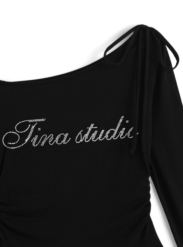 ワンショルダーリボンラインストーンロゴフリルトップス