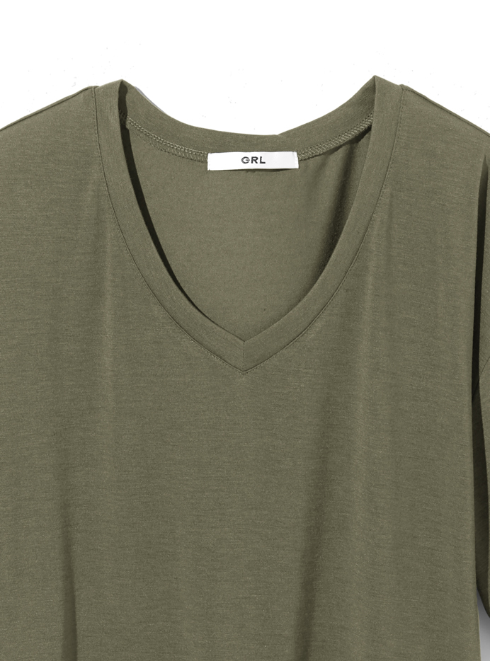 VネックドロップショルダーTシャツ