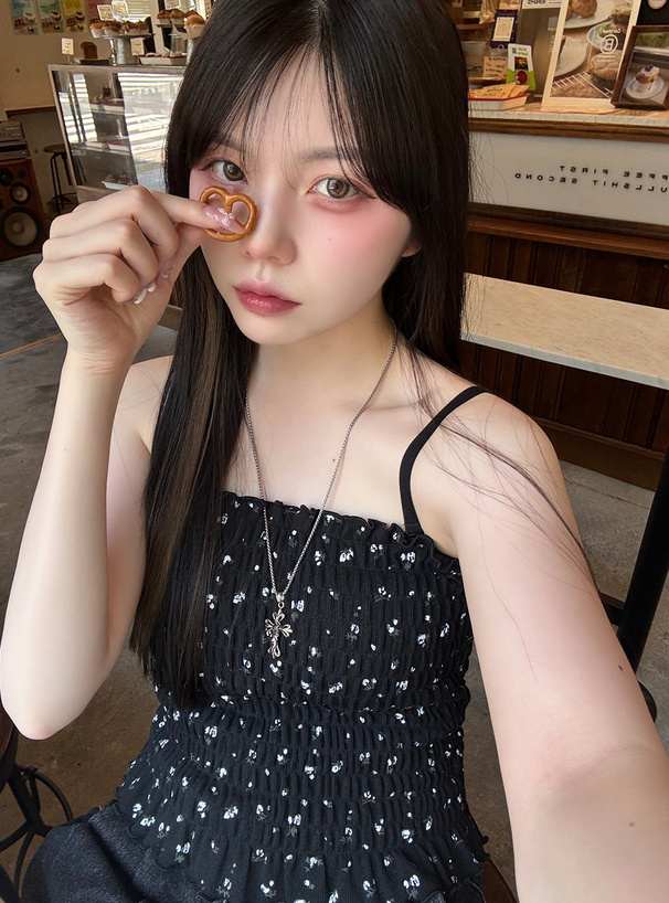 カップ付き花柄シャーリングキャミソール
