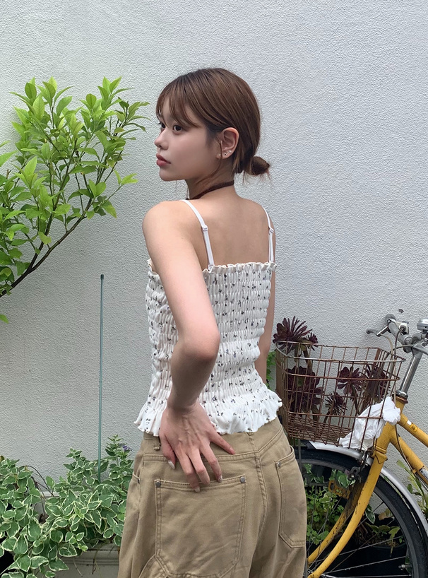 カップ付き花柄シャーリングキャミソール