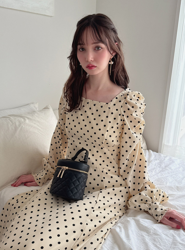ドット柄パワーショルダーフレアワンピース