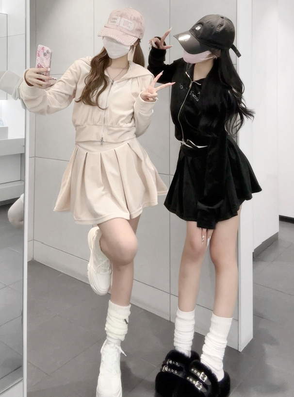 ラインストーンロゴダブルジップパーカー×インパン裏地付きフレアミニスカートベロアセットアップ