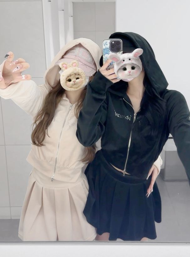 ラインストーンロゴダブルジップパーカー×インパン裏地付きフレアミニスカートベロアセットアップ