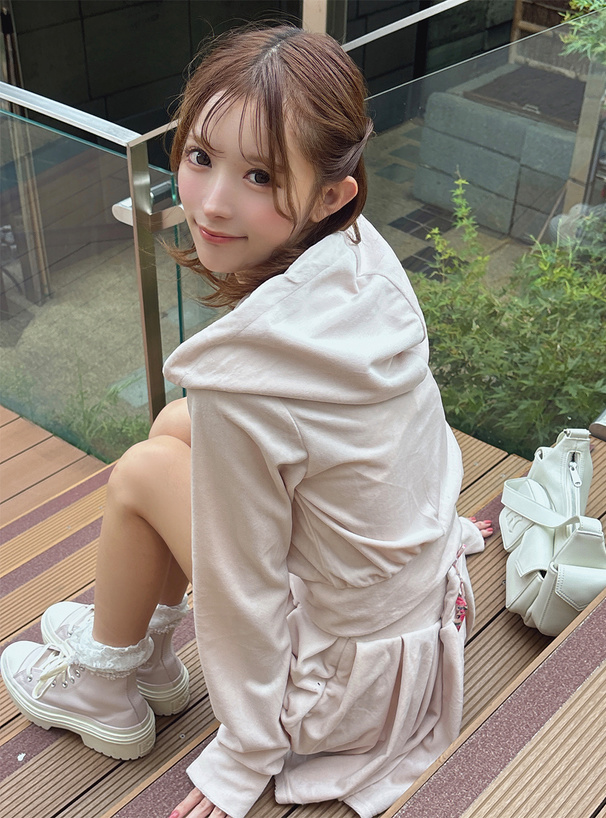 ラインストーンロゴダブルジップパーカー×インパン裏地付きフレアミニスカートベロアセットアップ