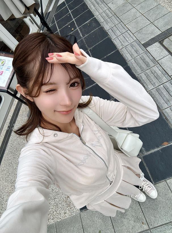 ラインストーンロゴダブルジップパーカー×インパン裏地付きフレアミニスカートベロアセットアップ