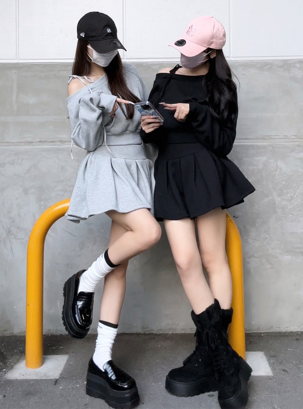 ワンショルダートップス×インパン裏地付きフレアミニスカートスウェットセットアップ