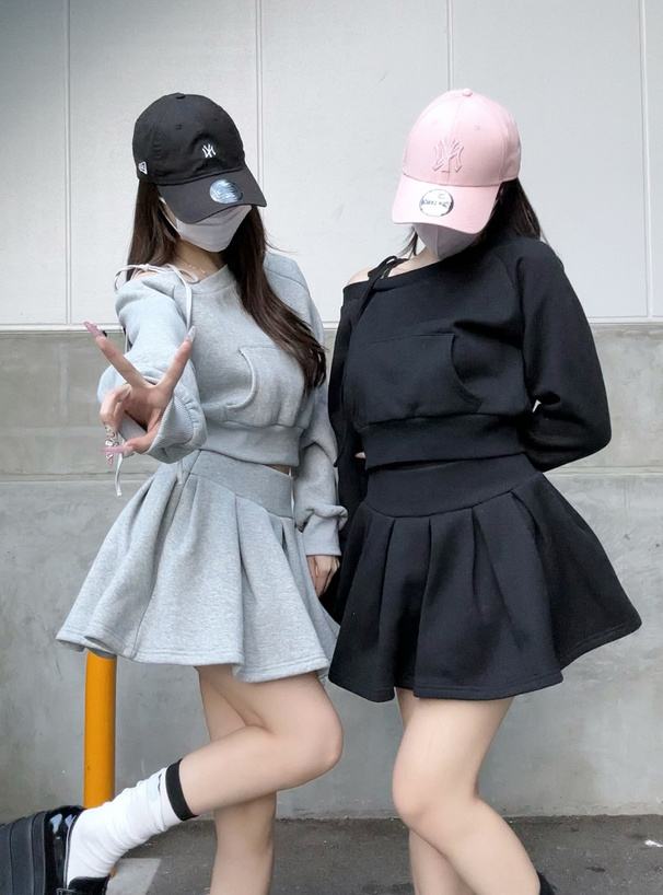 ワンショルダートップス×インパン裏地付きフレアミニスカートスウェットセットアップ