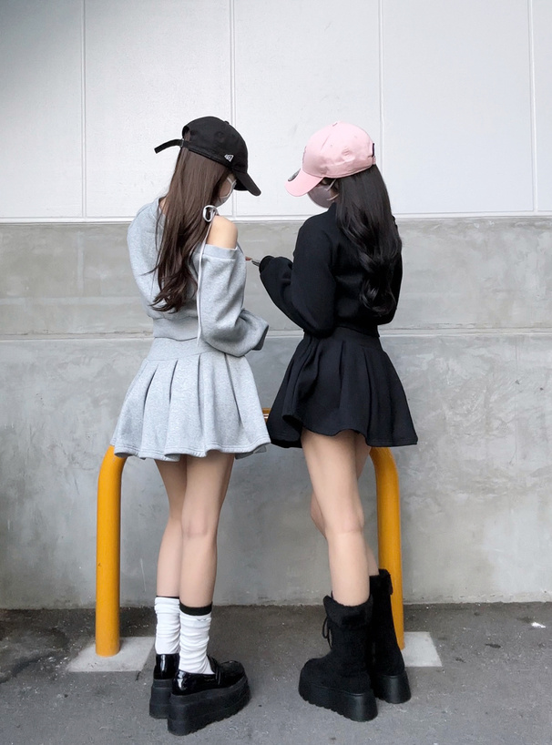 ワンショルダートップス×インパン裏地付きフレアミニスカートスウェットセットアップ