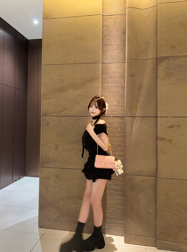 タイ付きオフショルダードレープトップス