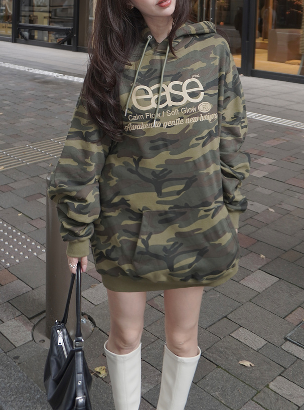 カモフラージュ柄ロゴプリントスウェットパーカー