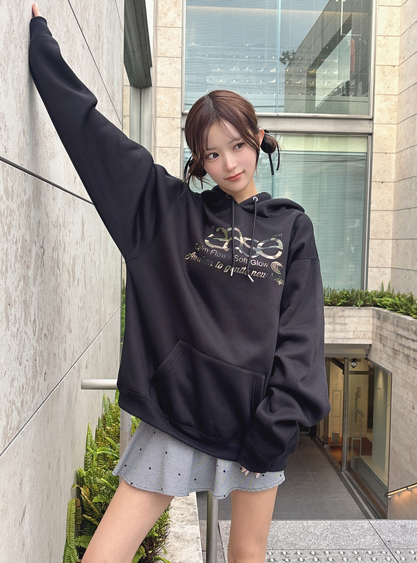 カモフラージュ柄ロゴプリントスウェットパーカー