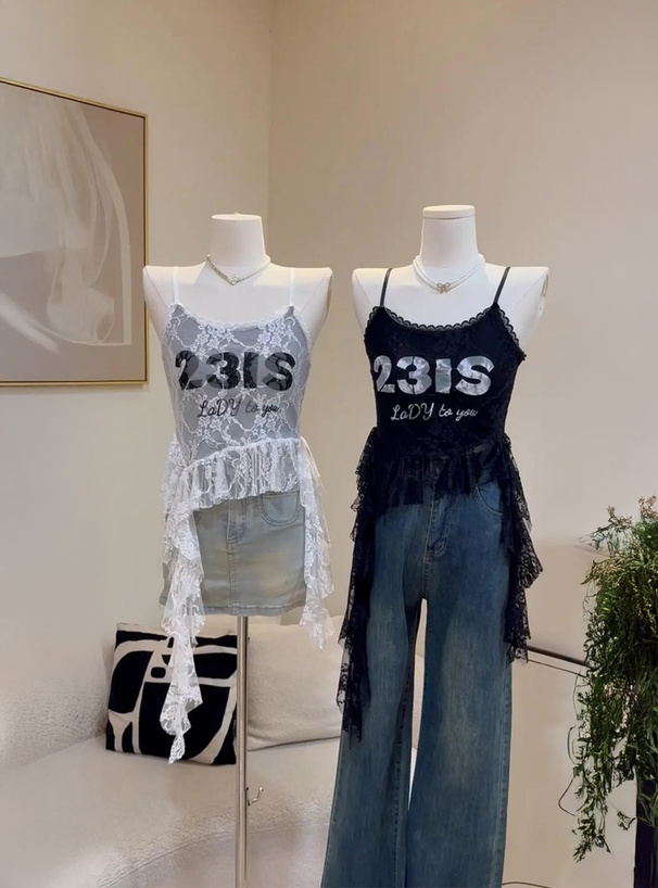 ロゴプリントアシンメトリーレースキャミソール