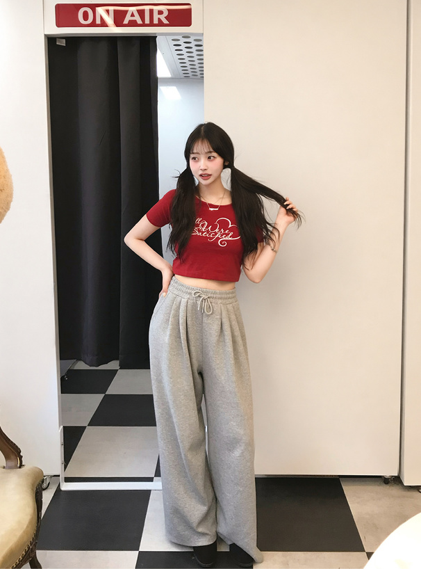 ロゴプリントショート丈Tシャツ