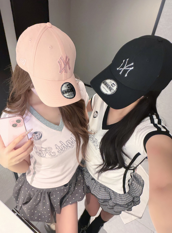 Vネックユニフォーム風ロゴプリントトップス