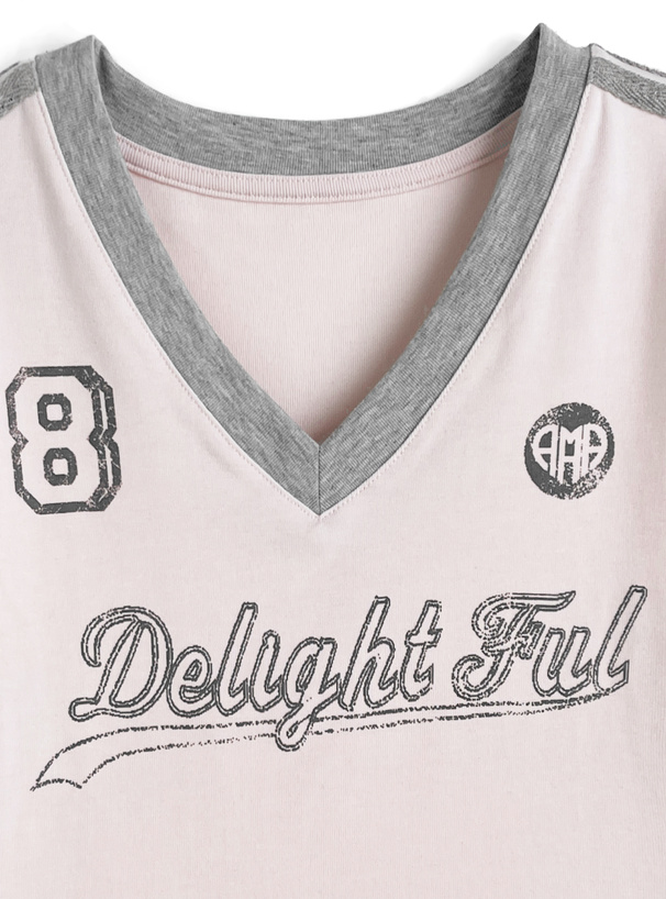 Vネックユニフォーム風ロゴプリントトップス