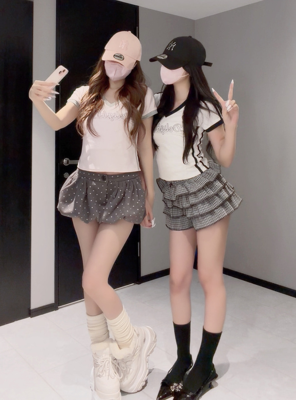 Vネックユニフォーム風ロゴプリントトップス