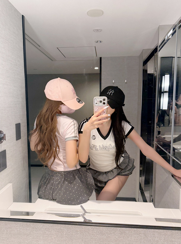 Vネックユニフォーム風ロゴプリントトップス