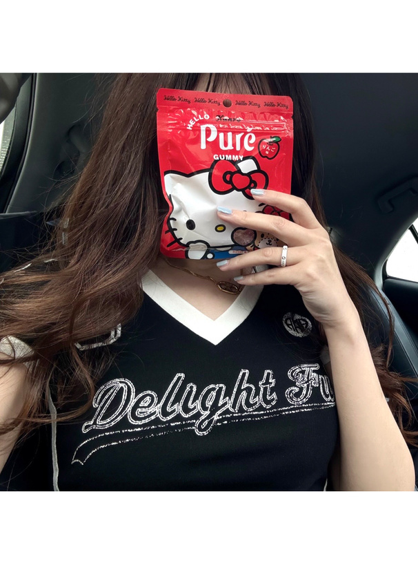 Vネックユニフォーム風ロゴプリントトップス