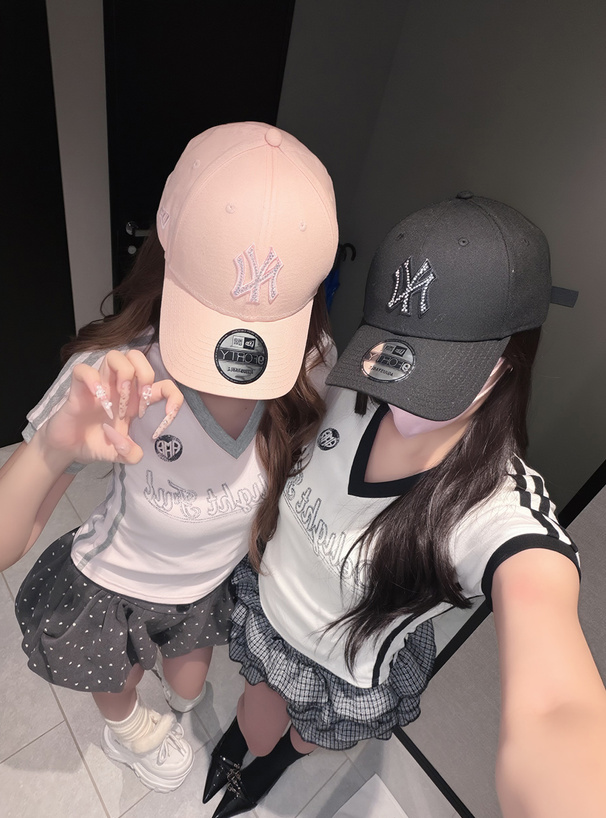 Vネックユニフォーム風ロゴプリントトップス