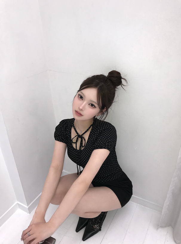 ILLIT アイリット BEB ドット柄ネックリボントップス