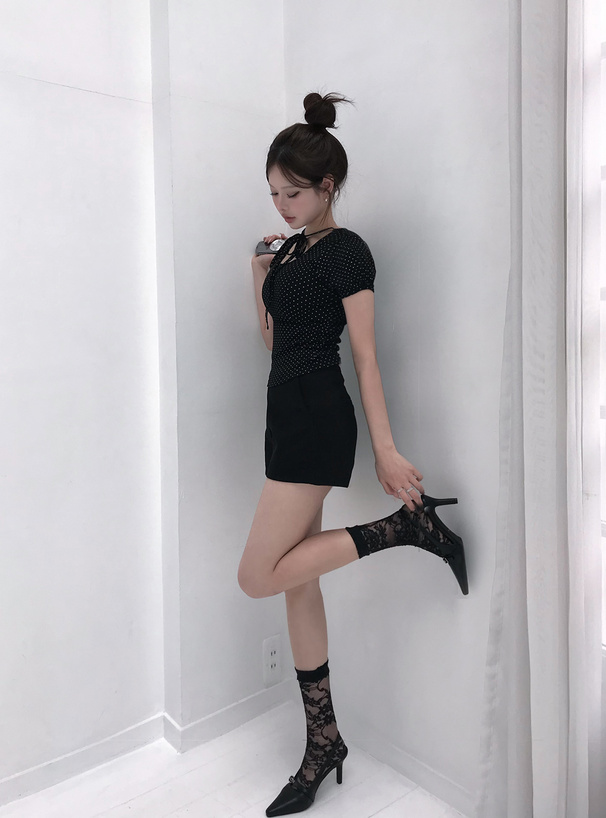 ILLIT アイリット BEB ドット柄ネックリボントップス