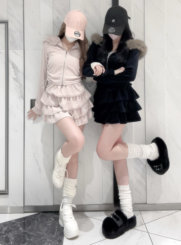 ファーフードダブルジップパーカー×フリルティアードミニスカート
