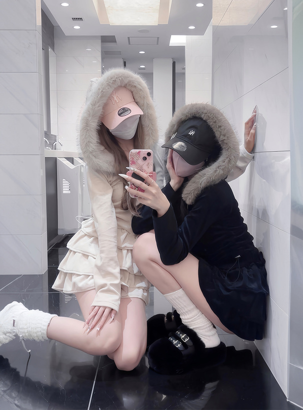 ファーフードダブルジップパーカー×フリルティアードミニスカート