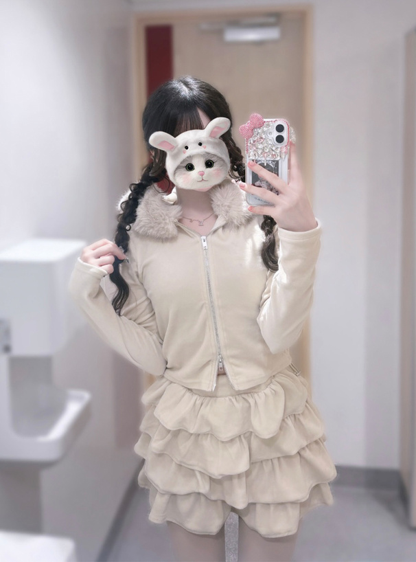 ファーフードダブルジップパーカー×フリルティアードミニスカート