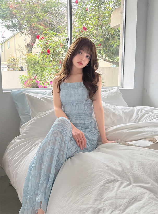 カップ付きフリルシャーリングキャミソール×ロングスカートセットアップ