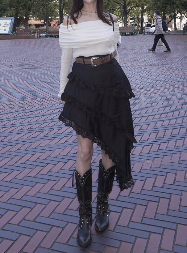 ILLIT アイリット BEB インパン裏地・ベルト付きアシンメトリーレースティアードスカート