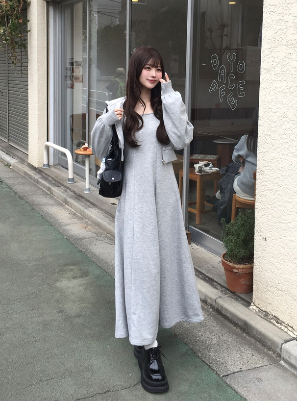 ショート丈パーカー×キャミソールワンピーススウェットセットアップ