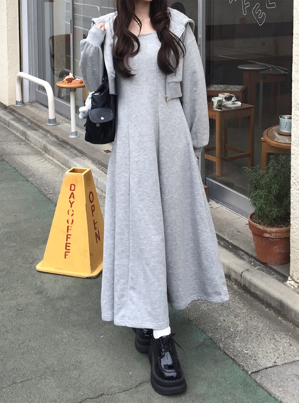 ショート丈パーカー×キャミソールワンピーススウェットセットアップ