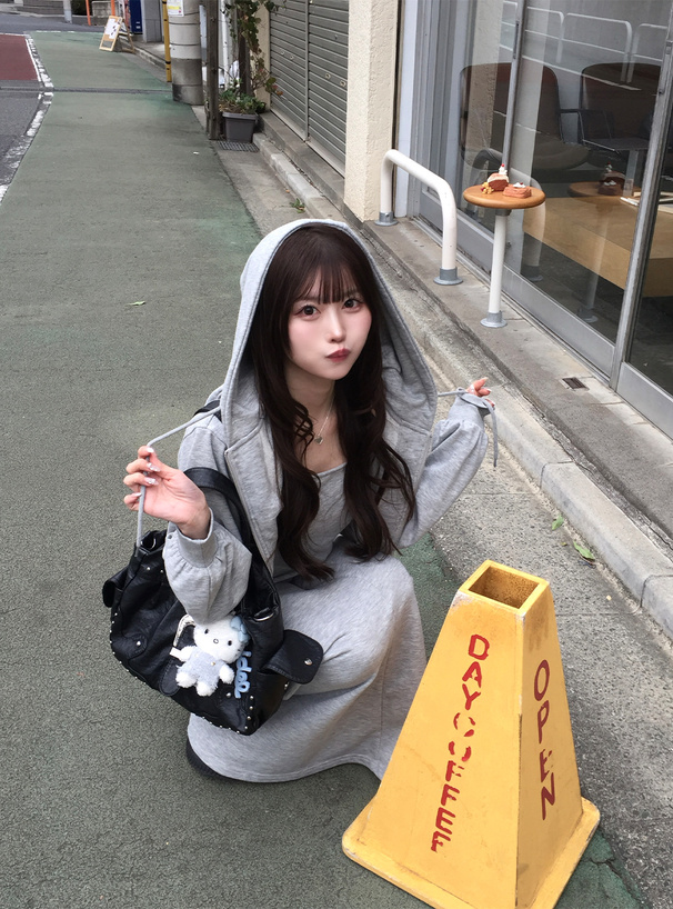 ショート丈パーカー×キャミソールワンピーススウェットセットアップ