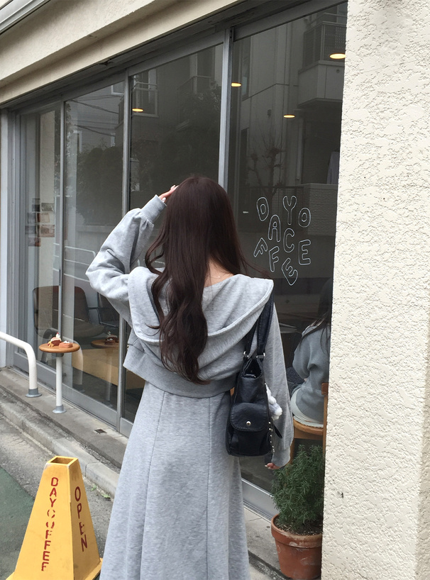 ショート丈パーカー×キャミソールワンピーススウェットセットアップ