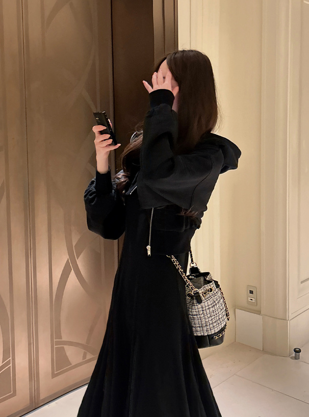 ショート丈パーカー×キャミソールワンピーススウェットセットアップ