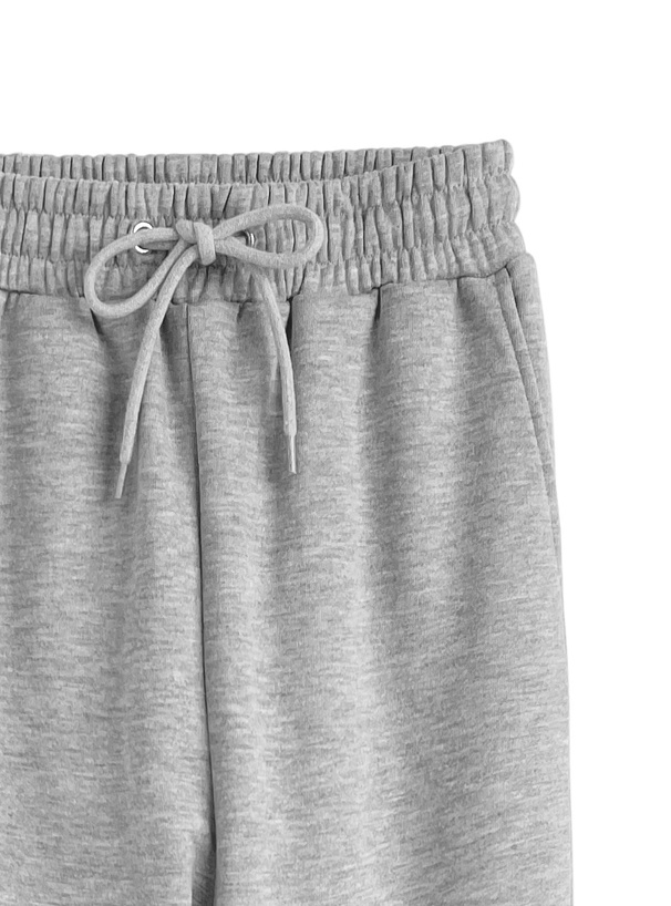 ショート丈パーカー×フレアパンツスウェットセットアップ