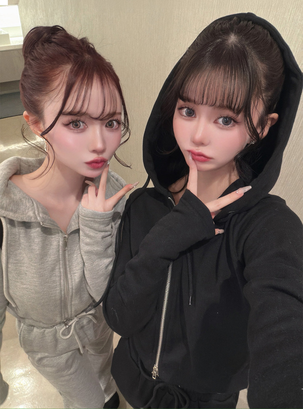 ショート丈パーカー×フレアパンツスウェットセットアップ