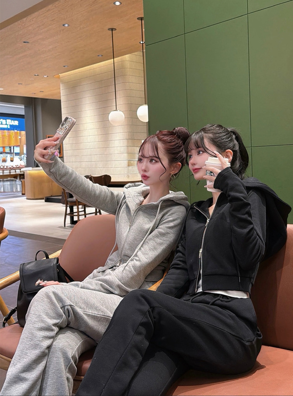 ショート丈パーカー×フレアパンツスウェットセットアップ