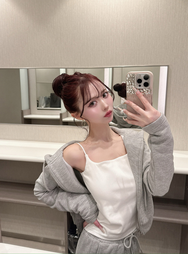 ショート丈パーカー×フレアパンツスウェットセットアップ