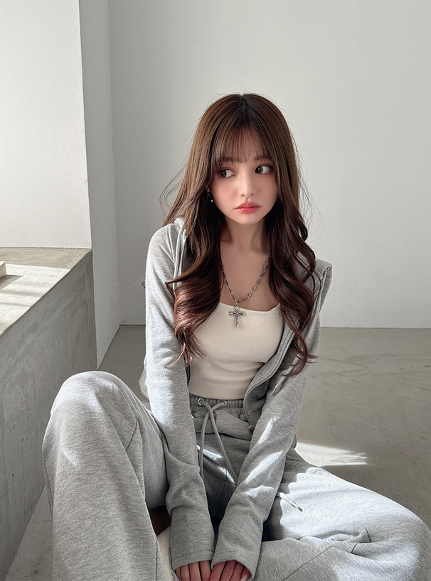 ショート丈パーカー×フレアパンツスウェットセットアップ