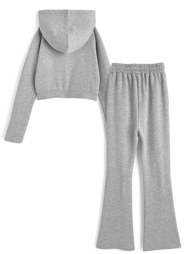 ショート丈パーカー×フレアパンツスウェットセットアップ