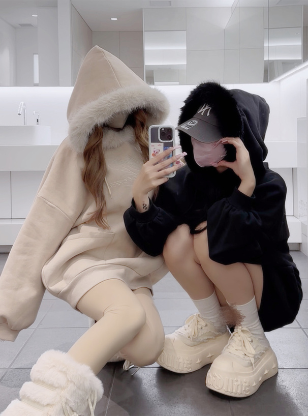 ファーフードロゴ刺繍スウェットトップス