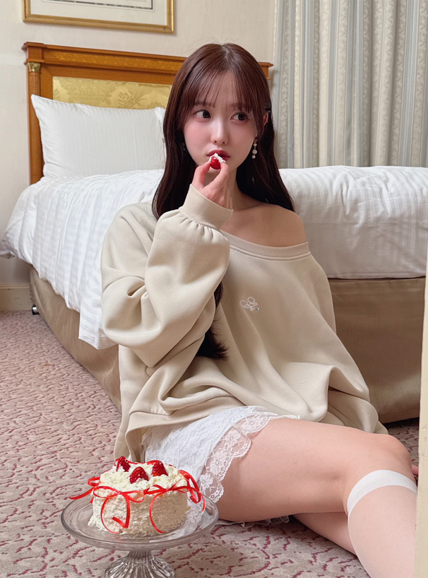 ロゴ刺繍ラインストーンオフショルダースウェットトップス